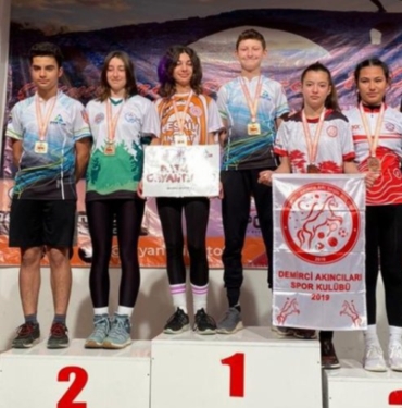 Bursa İnegöllü sporcular Manisa kürsüsünden inmedi!