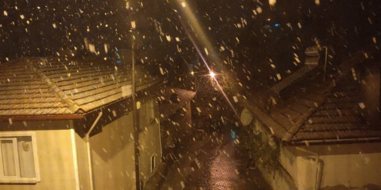 Bursa Keles'te yağmur yerini 'kar'a bıraktı