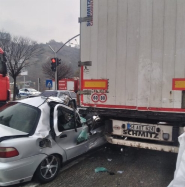 Pazaryeri’nde TIR’a otomobil çarptı! 1 ölü 1 yaralı