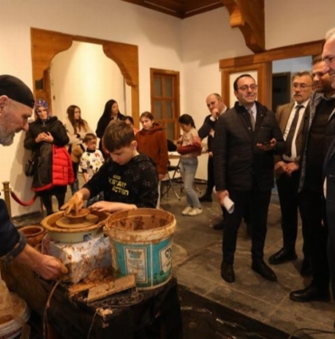 Bursa İnegöl'de minik eller çamuru sanata dönüştürüyor