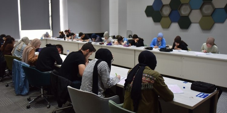 Bursa Yıldırım'da üniversite adaylarına deneme sınavı