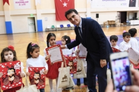 Minik öğrencilere karnelerini Başkan Dündar verdi 5