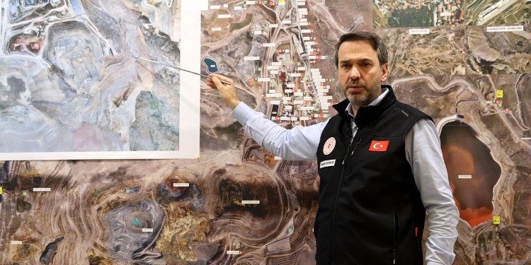 Bakan Bayraktar: "Emniyetli şekilde arama faaliyetlerini sürdürüyoruz"