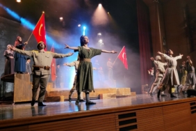 'Cumhuriyete Doğru' oyunu Bursalıalrla buluştu 3