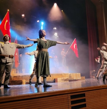 'Cumhuriyete Doğru' oyunu Bursalıalrla buluştu 15