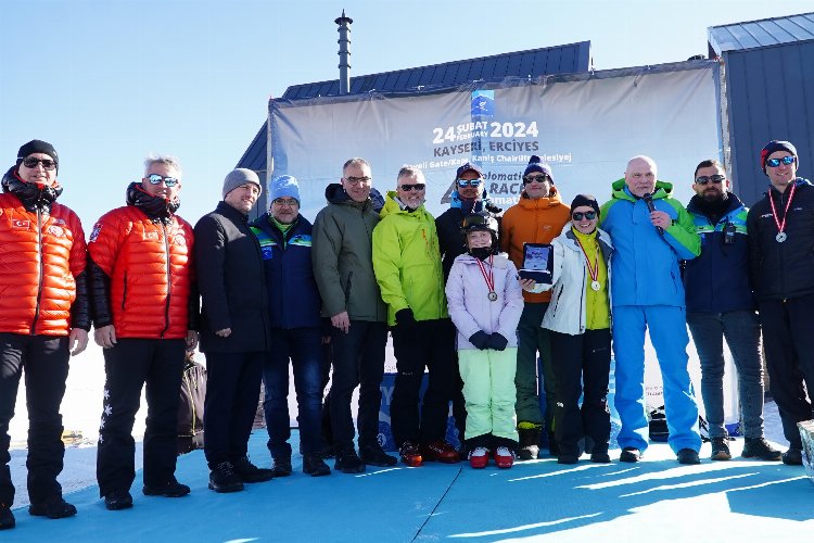Erciyes’te heyecan dolu diplomatik kayak ve snowboard yarışı 76