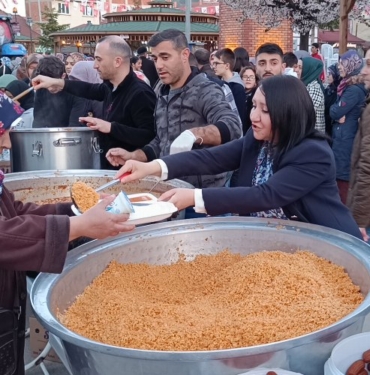 Bilecik Pazaryeri’nde 5 bin kişi aynı sofrada oruç açtı