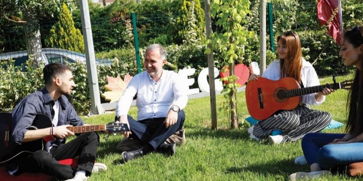 Bursa İnegöl'de gençler el üstünde
