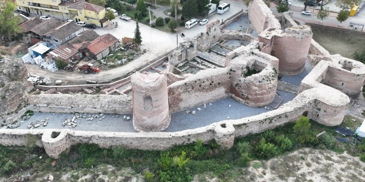Bursa İznik'te 1800 yıllık Roma Tiyatrosu turizme kazandırıldı