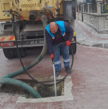 Manisa Kula'da yağmur suyu ızgalarında temizlik