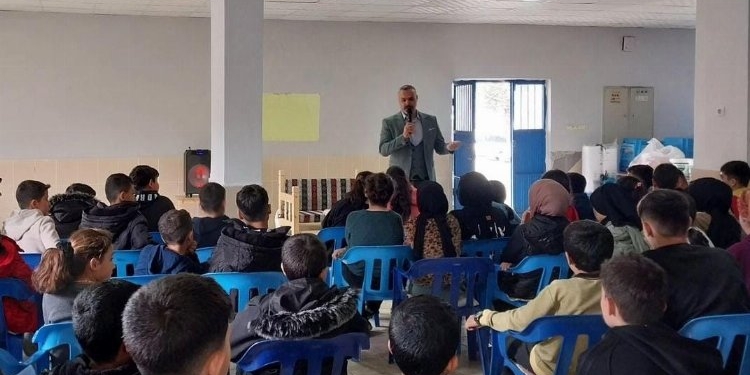 Özmen, köy okulunda iyilik yolcularını anlattı