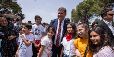 Başkan Tugay Kültürpark’ta çocuklarla bir araya geldi