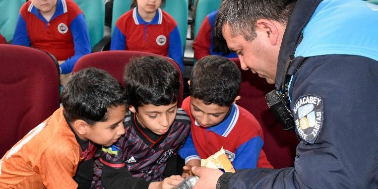 Bursa Karacabey'de zabıtadan çocuklara eğitim