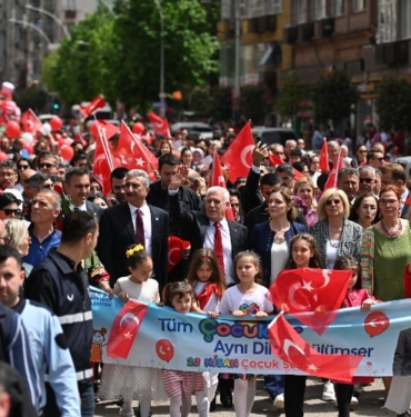 Bursa'da çocuklar bayramın tadını çıkarttı