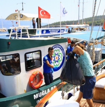 Muğla Büyükşehir Belediyesi bayram tatilinde de teknelerden atık topladı
