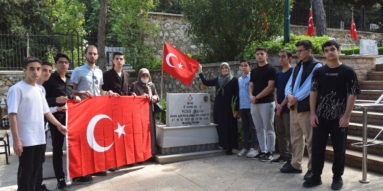 Bursa Yıldırım'da gençlerden şehitlere vefa