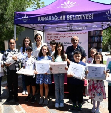 İzmir Karabağlar'da Başkan Kınay çocuklardan söz aldı
