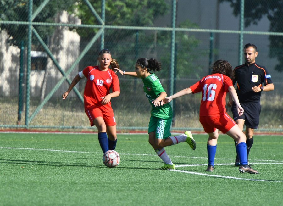 İzmir'de Kız Futbol Turnuvası Başladı 1