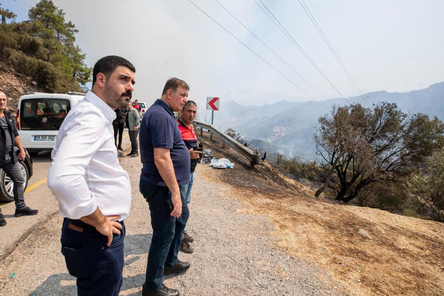 İzmir'de Yangın Söndürme Çalışmaları Sürüyor 1