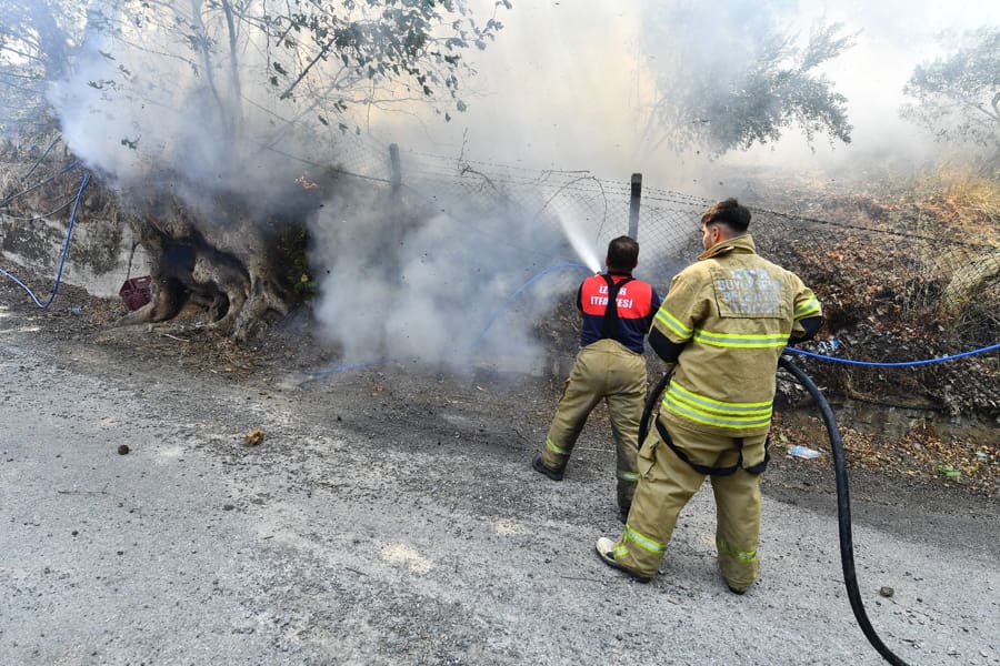 İzmir İtfaiyesi Yangınla Mücadelede Seferber Oldu 2