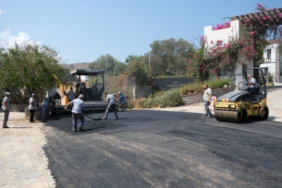 su_hatti_degisen_caddede_sicak_asfalt_calismasi (1)