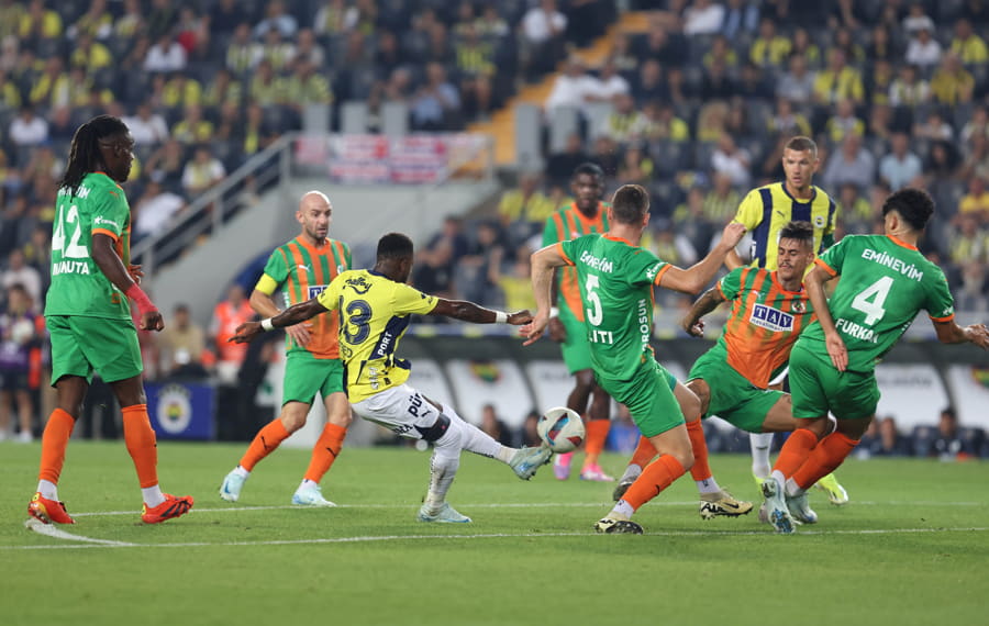 Fenerbahçe, Alanyaspor’u 3-0 Mağlup Etti! 30 Ağustos Coşkusu 1