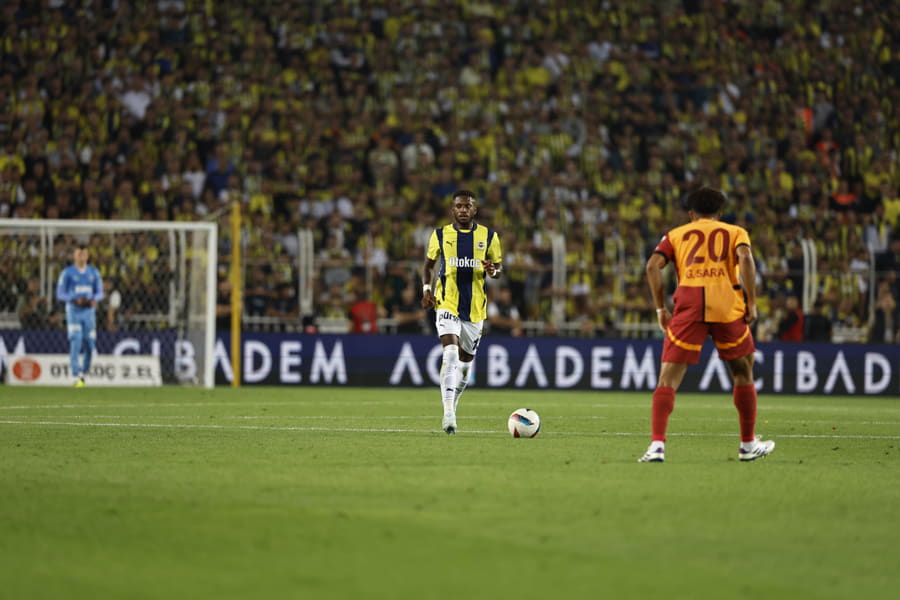 Fenerbahçe Evinde Yıkıldı! Galatasaray 3-1'le Namağlup Seriyi Sürdürdü 1