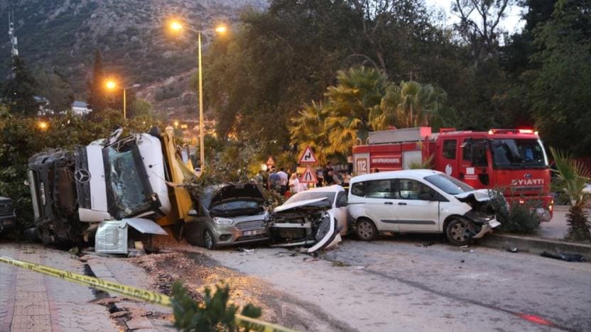 Defne’de Hafriyat Kamyonu 9 Araca Çarptı! İnşaat Şirketlerine Tepkiler Artıyor 1