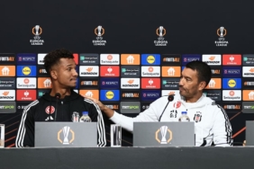 teknik-direktorumuz-giovanni-van-bronckhorst-ile-futbolcumuz-felix-uduokhainin-basin-toplantisindan-goruntuler_000003