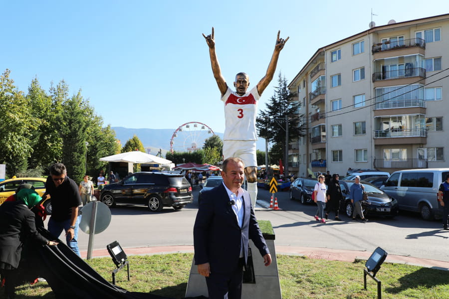 Bolu'da Merih Demiral'in Heykeli Dikildi! Demiral'den Teşekkür Mesajı 1