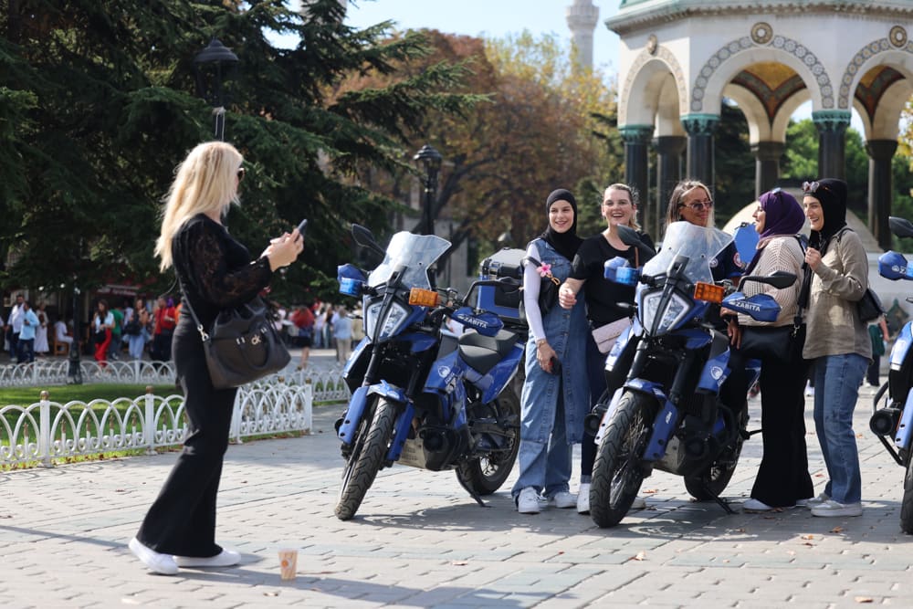 İstanbul’da Motosikletli ve Atlı Kadın Zabıtalar Görev Başında 1