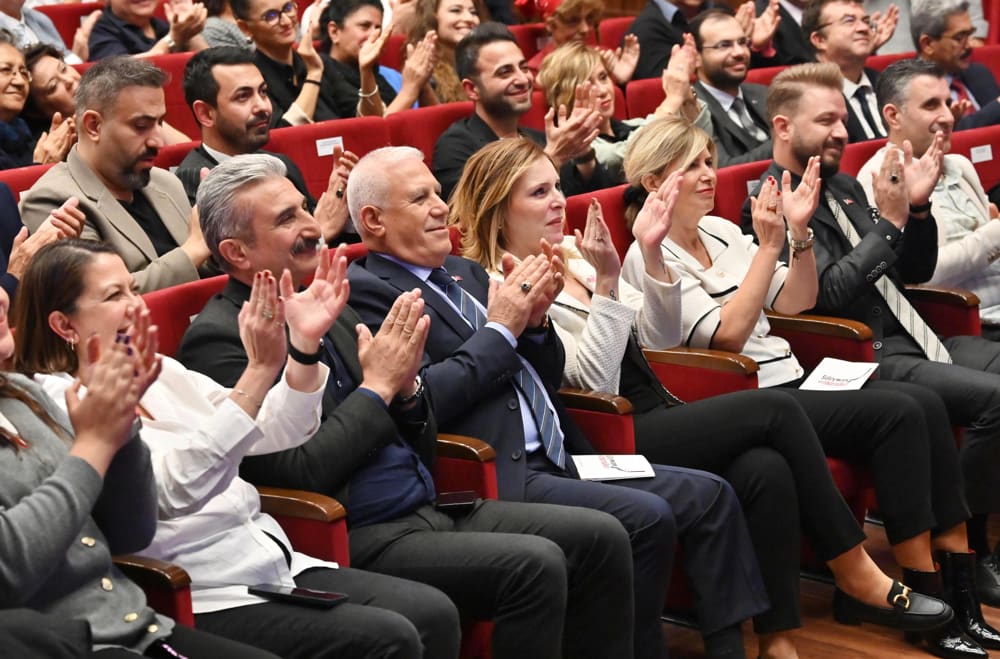 Bursa Şehir Tiyatrosu’ndan Görkemli Prömiyer: ‘Süleyman ve Öbürsüler’ Sahnelendi 1