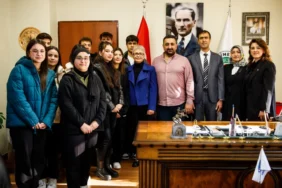 ETİMESGUT BELEDİYE BAŞKAN YARDIMCISI TAYLAN ÖZGÜVEN GENÇLERLE SIFIR ATIK ÜZERİNE KONUŞT (2)