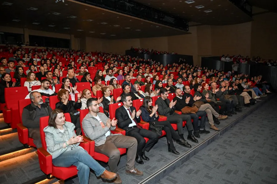 Mersin Şehir Tiyatrosu’nda “Eyvah Nadir” Seyirciden Tam Not Aldı 1 Mersin Şehir Tiyatrosu’nda “Eyvah Nadir” Seyirciden Tam Not Aldı 1