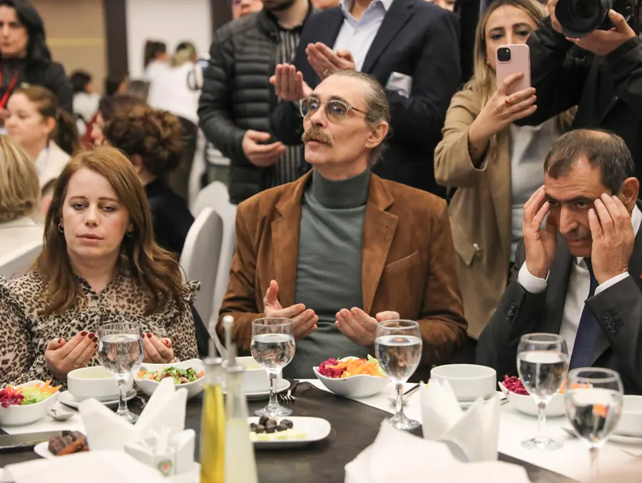 Özgür Özel ve Mansur Yavaş, Etimesgut’ta Vatandaşlarla İlk İftarda Buluştu 2 Özgür Özel ve Mansur Yavaş, Etimesgut’ta Vatandaşlarla İlk İftarda Buluştu 2
