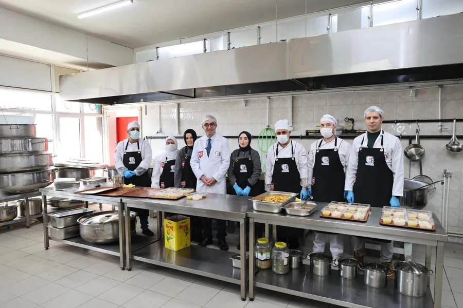 Bayrampaşa Belediyesi’nden İhtiyaç Sahiplerine Sıcak Yemek Desteği 1