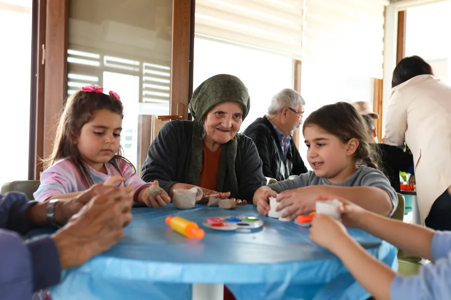 Gemlik’te Nesiller Buluştu: Miniklerden Büyüklerine Anlamlı Ziyaret 1 Gemlik’te Nesiller Buluştu: Miniklerden Büyüklerine Anlamlı Ziyaret 1