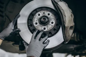 Fren Sistemlerinde Olası Arızalar: Türkiye’de Araç Sahiplerinin Bilmesi Gerekenler 7 mechanic-changing-brake-discs-car-service