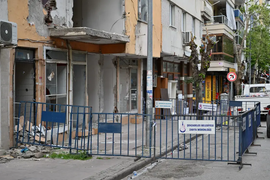 Manisa’da Riskli Bina İçin Güvenlik Önlemleri Alındı 1 Manisa’da Riskli Bina İçin Güvenlik Önlemleri Alındı 1