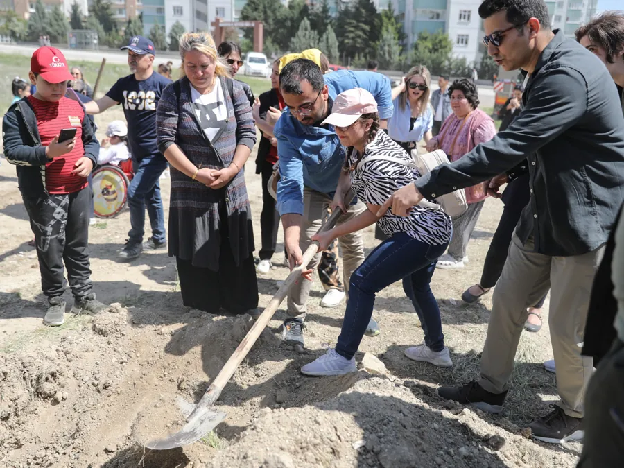 Etimesgut'ta TEMAD Hatıra Ormanı’na Fidanlar Dikildi 1 Etimesgut'ta TEMAD Hatıra Ormanı’na Fidanlar Dikildi 1
