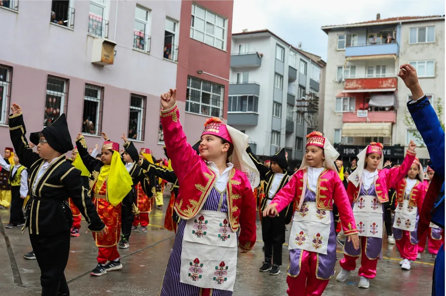 Gemlik’te 1470 Öğrenci Sanatla Buluşuyor 1 Gemlik’te 1470 Öğrenci Sanatla Buluşuyor 1