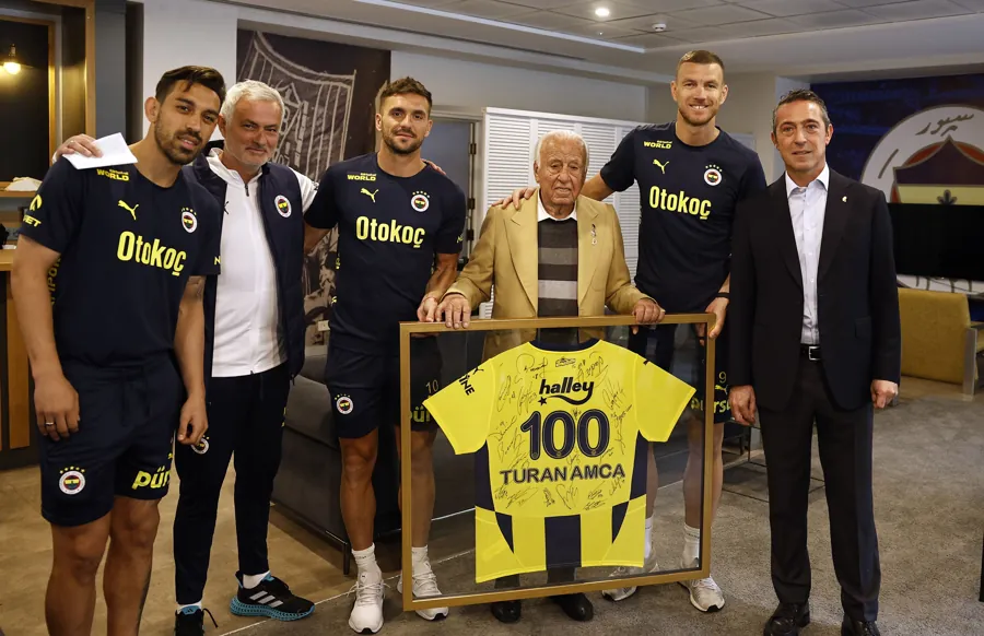 Bir Ömür Sarı Lacivert! Turan Demirel’e 100. Yaş Sürprizi 1 Bir Ömür Sarı Lacivert! Turan Demirel’e 100. Yaş Sürprizi 1