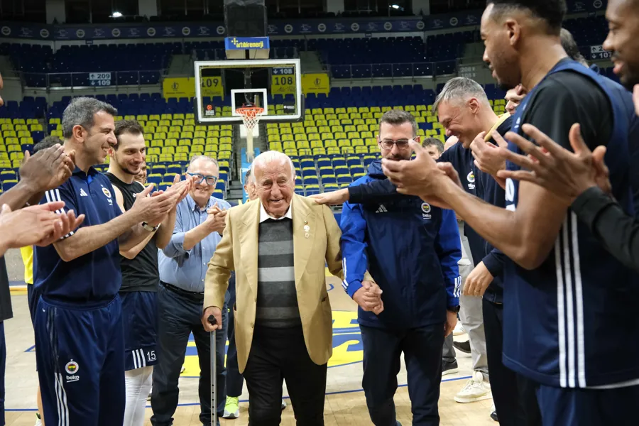 Bir Ömür Sarı Lacivert! Turan Demirel’e 100. Yaş Sürprizi 2 Bir Ömür Sarı Lacivert! Turan Demirel’e 100. Yaş Sürprizi 2