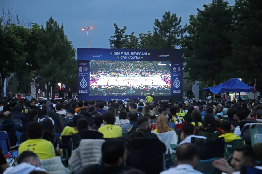 Fenerbahçe’nin Euroleague Zaferi Çankaya’da Dev Ekranda Kutlandı 2 Fenerbahçe’nin Euroleague Zaferi Çankaya’da Dev Ekranda Kutlandı 2
