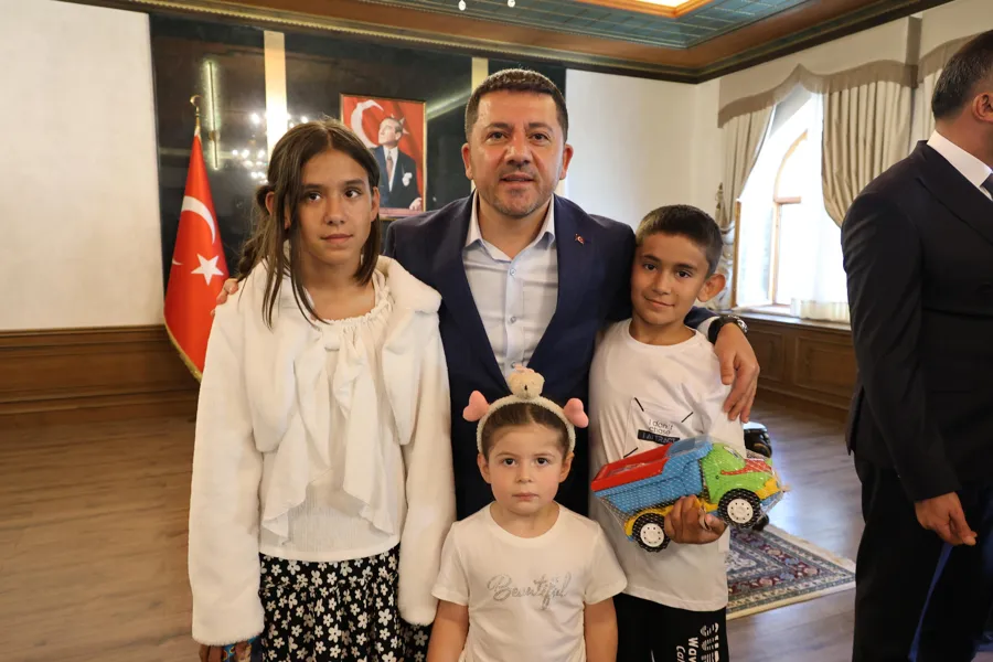 Başkan Rasim Arı Vatandaş ve Personelle Bayramlaştı 1 Başkan Rasim Arı Vatandaş ve Personelle Bayramlaştı 1