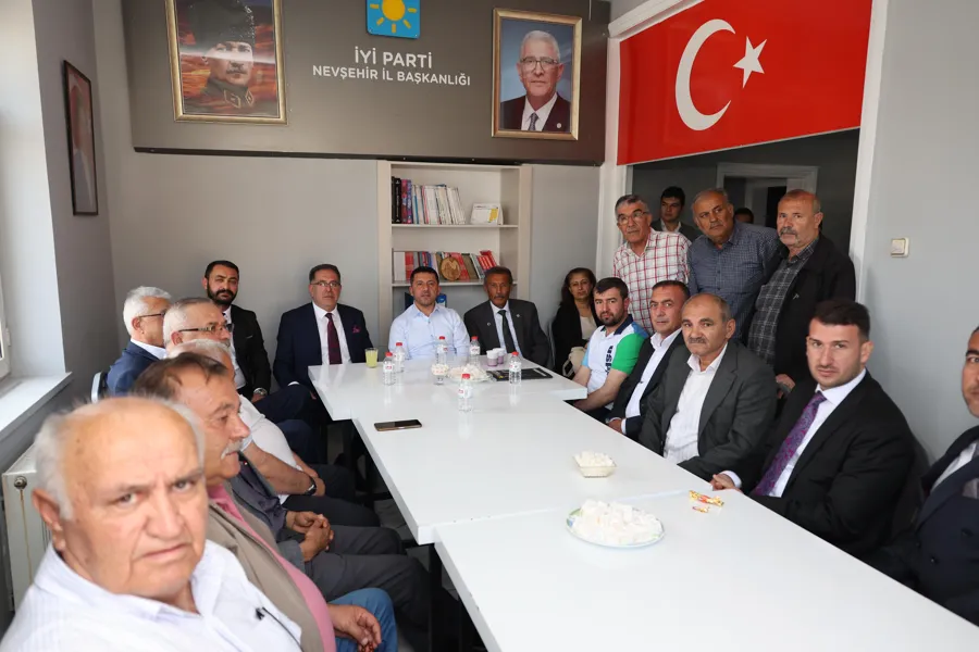 Başkan Rasim Arı Vatandaş ve Personelle Bayramlaştı 2 Başkan Rasim Arı Vatandaş ve Personelle Bayramlaştı 2