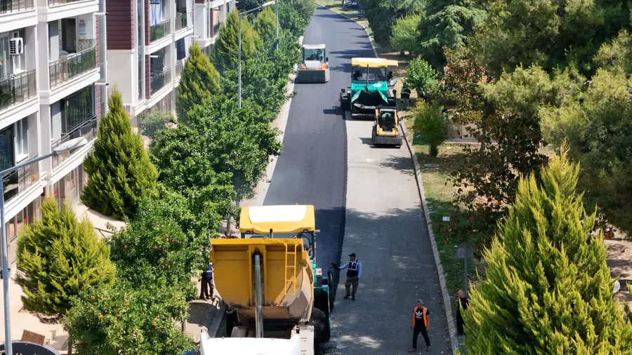 Aydın’da yollar yenileniyor: Kemer Bulvarı’nda asfalt mesaisi 1 Aydın’da yollar yenileniyor: Kemer Bulvarı’nda asfalt mesaisi 1