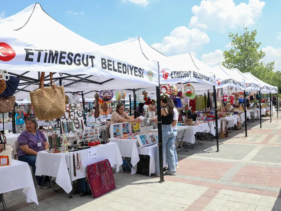 Etimesgut’ta Kadın Emeği Pazarı: 72 Yeni Üretici Atakent’te Vatandaşlarla Buluştu 2 Etimesgut’ta Kadın Emeği Pazarı: 72 Yeni Üretici Atakent’te Vatandaşlarla Buluştu 2