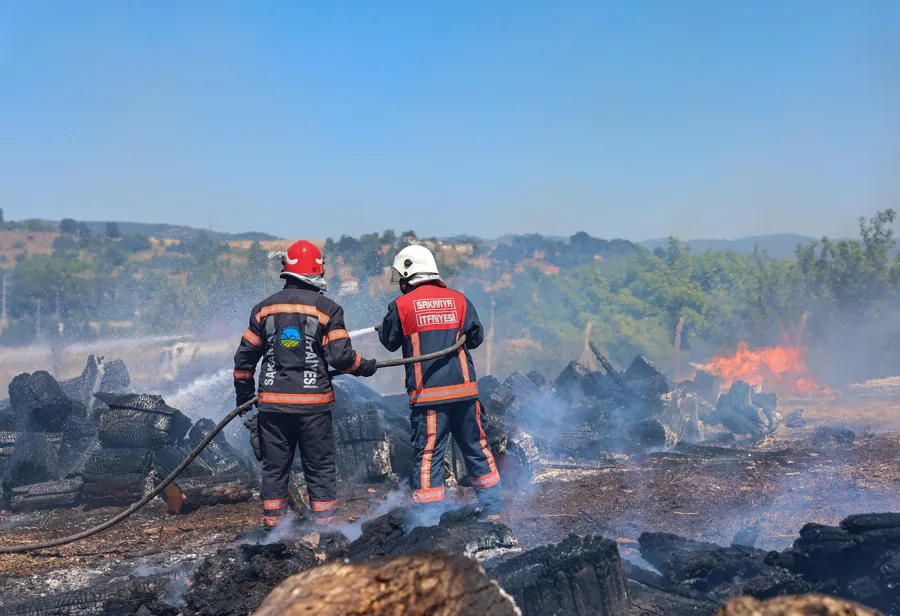 Söğütlü’de Orman İşletme Müdürlüğü Deposunda Yangın 2 Söğütlü’de Orman İşletme Müdürlüğü Deposunda Yangın 2