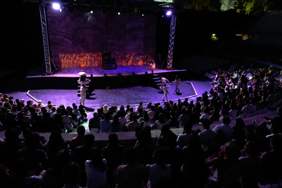 İzmir'de “Dracula: Bir Dehşet Komedisi” Ayakta Alkışlandı 1 İzmir'de “Dracula: Bir Dehşet Komedisi” Ayakta Alkışlandı 1